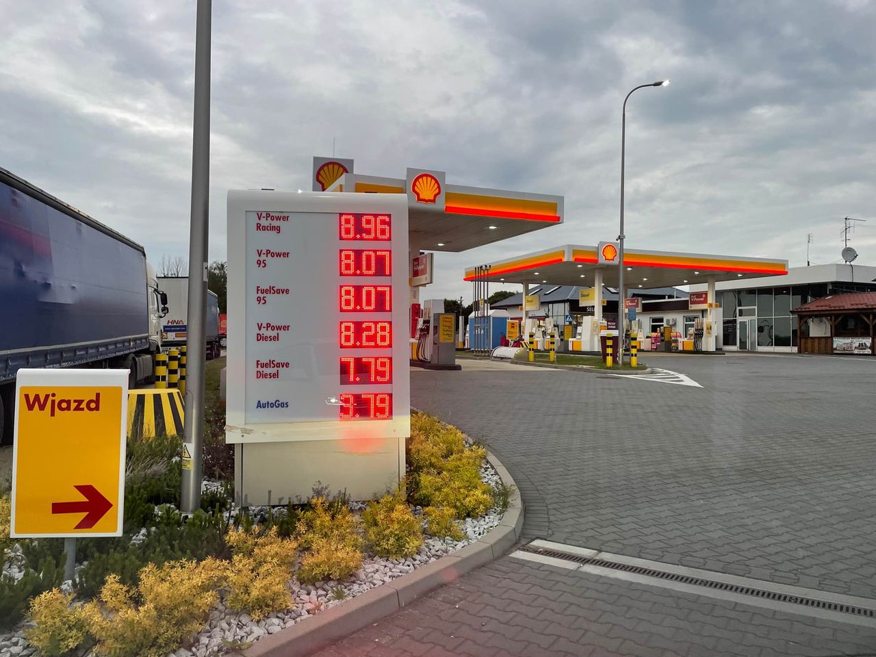 Ceny paliw biją kolejne rekordy. Drożej o 40 groszy w tydzień