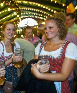 Jest kelnerką na Oktoberfest. Mówi, co się dzieje w namiotach