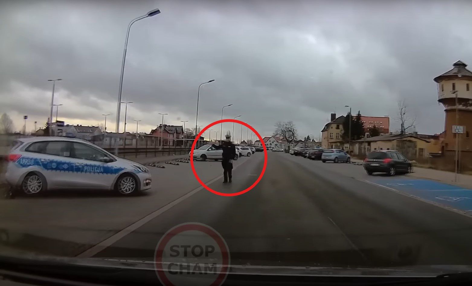 Nietypowa kontrola prędkości. Funkcjonariusz nie użył radaru