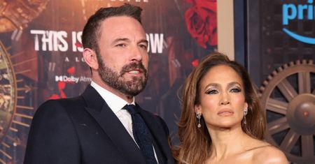 TYLKO NA PUDELKU: Ekspert analizuje mowę ciała Jennifer Lopez i Bena Afflecka: "Jest duży dystans. Dzieje się COŚ ZŁEGO"