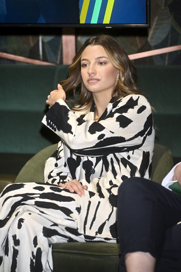 Julia Wieniawa zabrała głos w sprawie "Zielonej Granicy". Wylały się na nią pomyje: "PO CO SIĘ MIESZASZ?!". ZAREAGOWAŁA