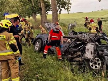 Pomorskie: Tragiczny wypadek w Sztumskiej Wsi. 43-latek zginął po uderzeniu w drzewo