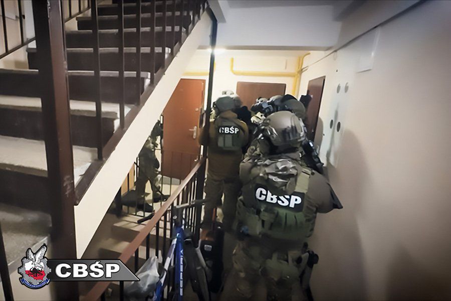 "Chemik cracku" i pseudokibice w kajdankach – CBŚP rozbiło gang, który zalał Warszawę toną narkotyków