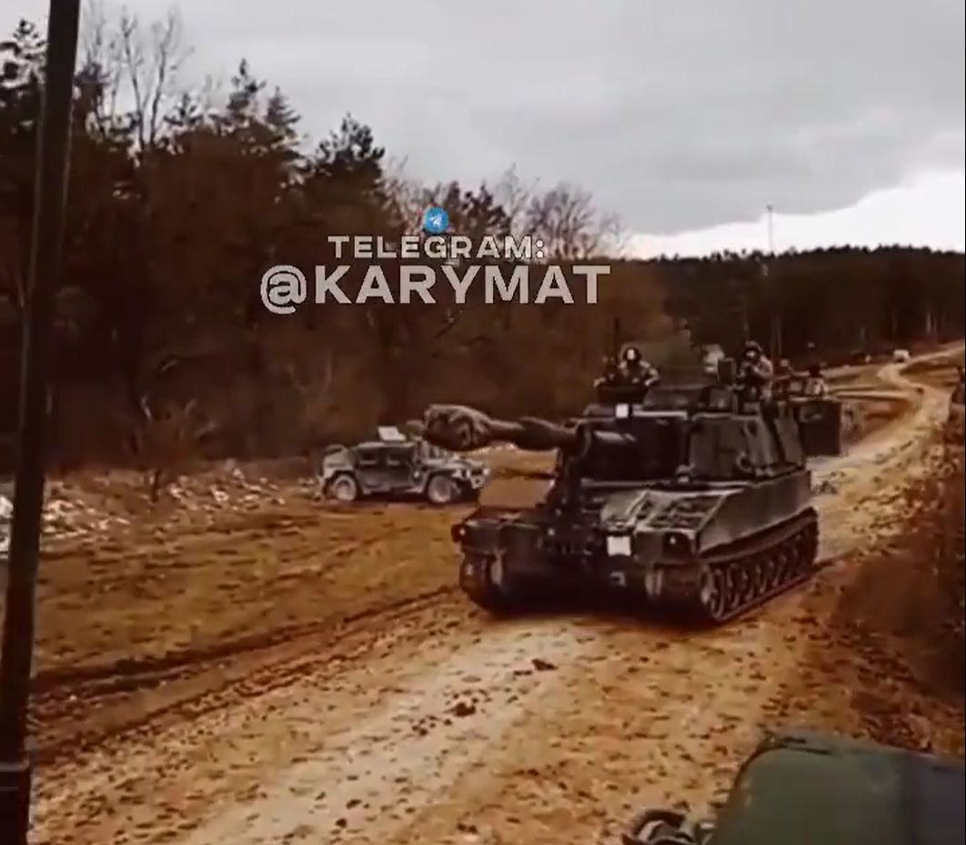 Ukraińscy żołnierze ćwiczący na armatohaubicach M109A6 Paladin.