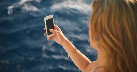 Apple będzie skanować zdjęcia na iPhone'ach. Decyzja budzi kontrowersje