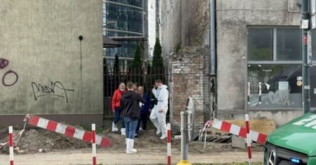 Makabryczne odkrycie. Okaleczone ciała w opuszczonej kamienicy