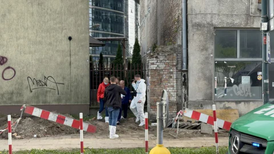 Potworne odkrycie w Warszawie, ciała w kamienicy
