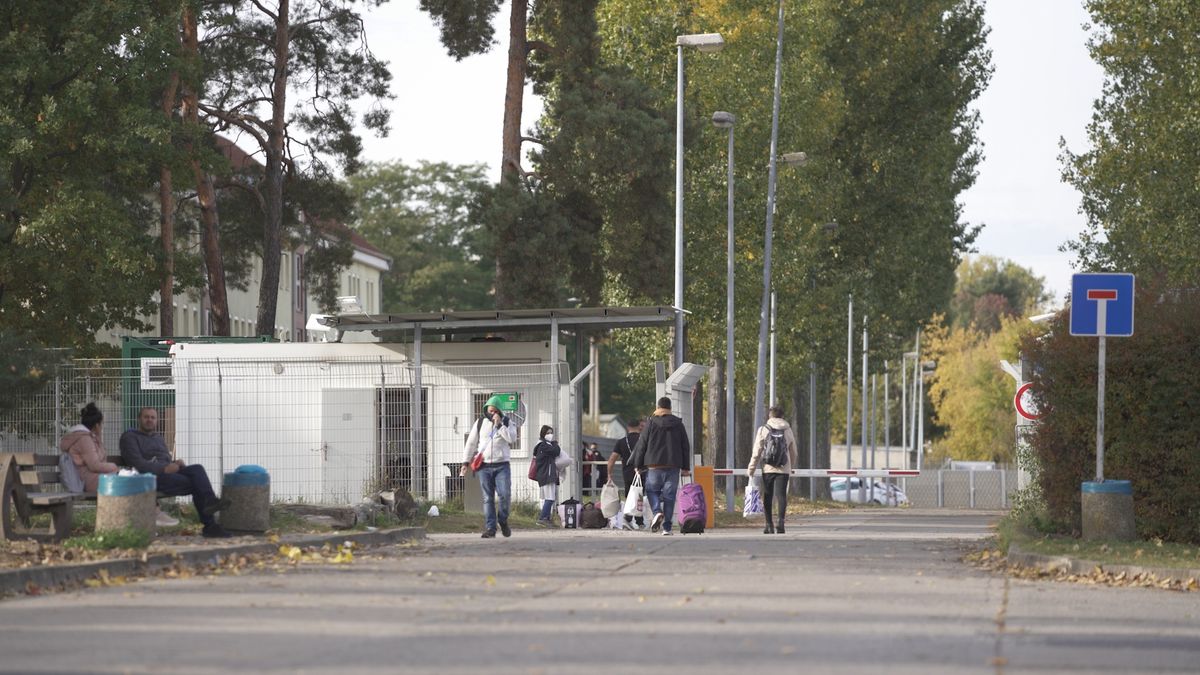 Obóz w Eisenhüttenstadt - to tu trafiają migranci, którym uda się dotrzeć do Niemiec 