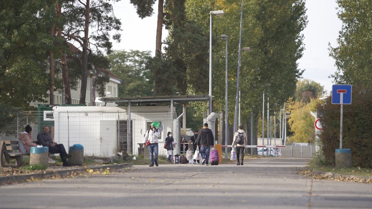 Obóz w Eisenhüttenstadt - to tu trafiają migranci, którym uda się dotrzeć do Niemiec 