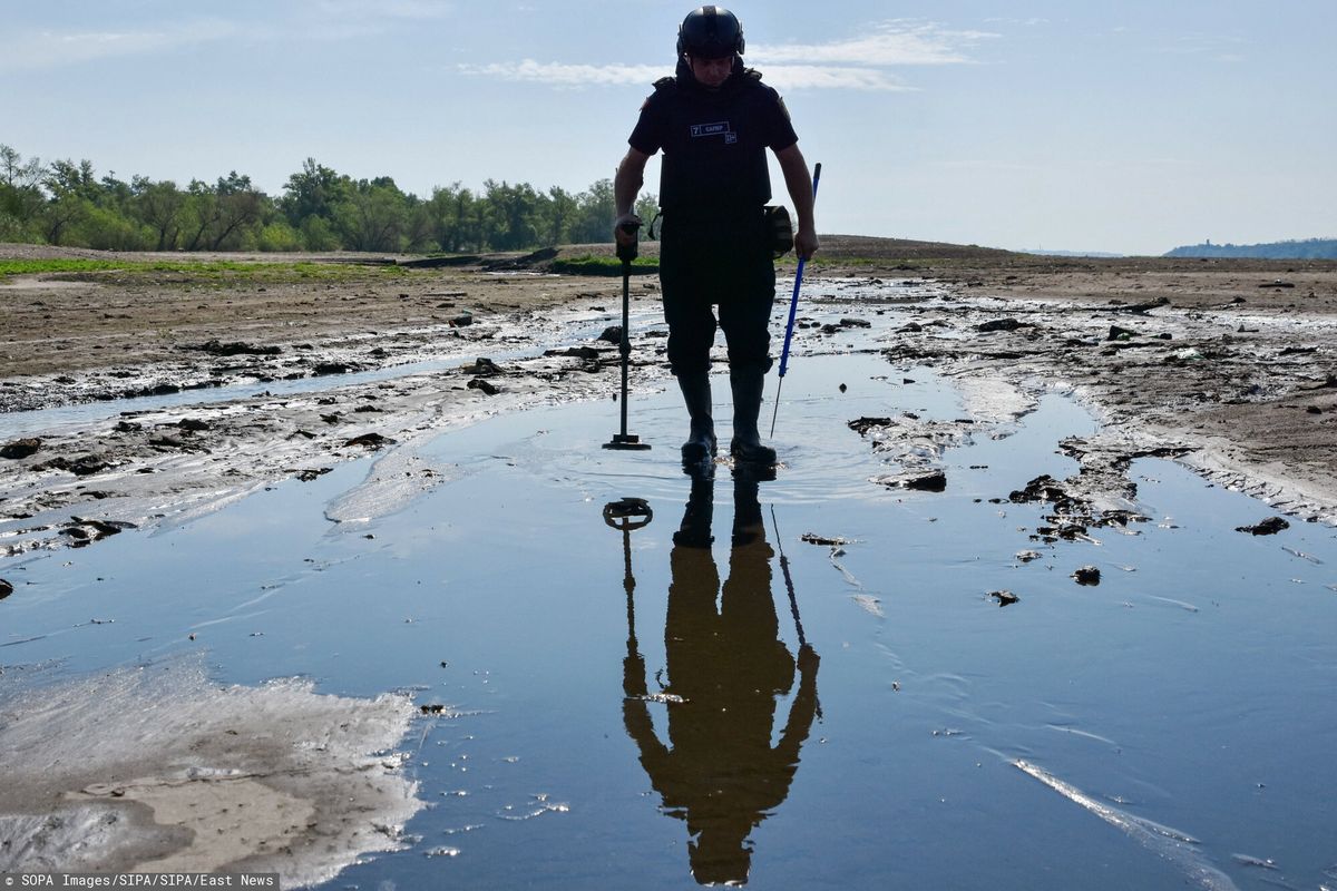 Saperzy na plaży w Zaporożu - cały kraj trzeba krok po kroku rozminowywać 