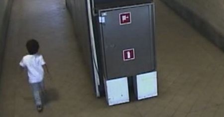 3-latek na dworcu we Wrocławiu. Nagranie ku przestrodze