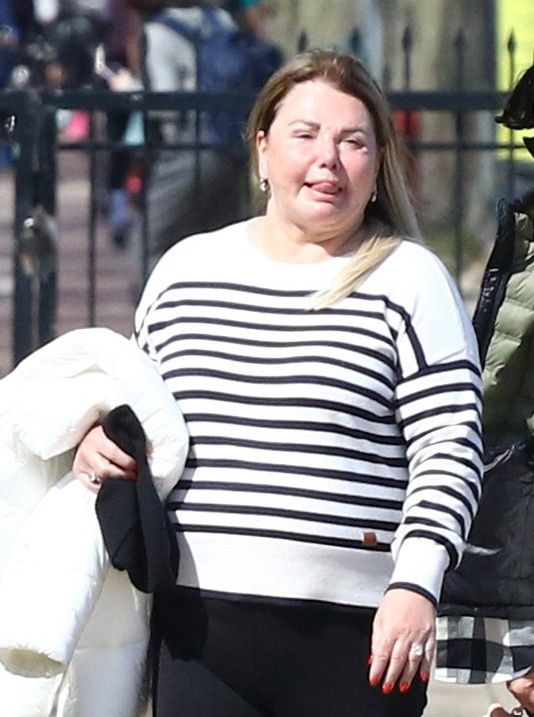 Odmieniona Katarzyna Niezgoda snuje się po Sopocie 