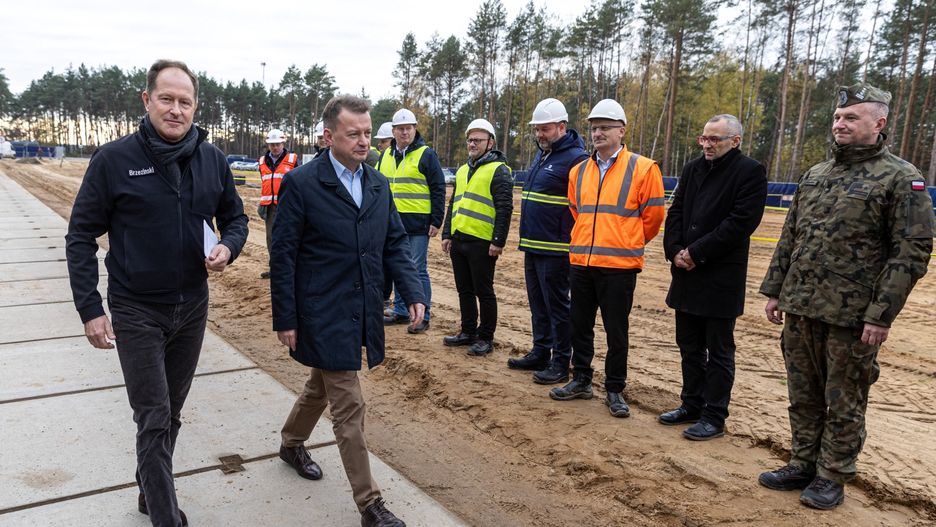 Mark Brzezinski i Mariusz Błaszczak w bazie wojskowej w Powidzu