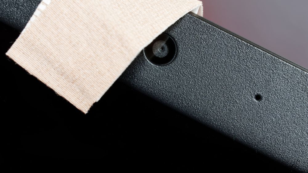 Okej, zaklejacie kamerki w laptopach. A w telefonach? 1