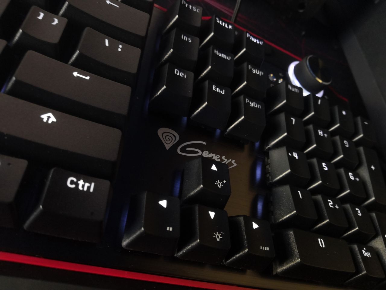 Test Genesis RX85 – pełnowymiarowa klawiatura mechaniczna z podpórką, na każdą kieszeń