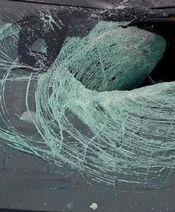 Tafla lodu z naczepy raniła dwie osoby. Policja szuka kierowcy tira