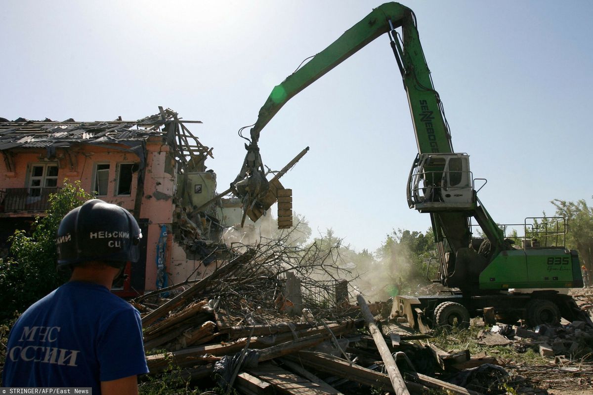 Rosjanie chcą wyburzyć w Mariupolu zniszczone budynki do września. Stawiają też nowy obiekt mieszkalny, ale obok niego budują umocnienia wojskowe. 