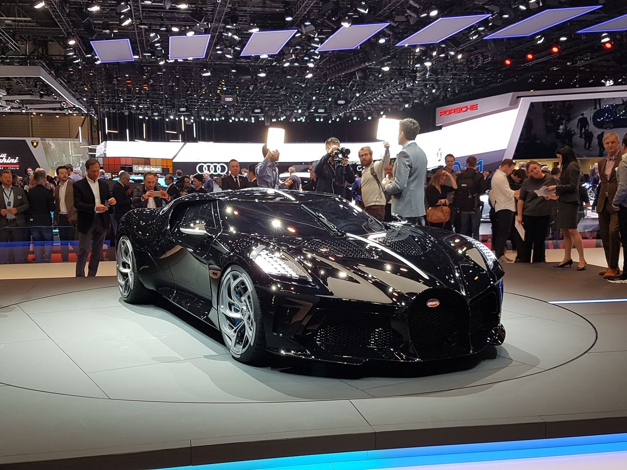 Bugatti za ponad 16 mln euro już jeździ. La Voiture Noire przyłapane na ulicy