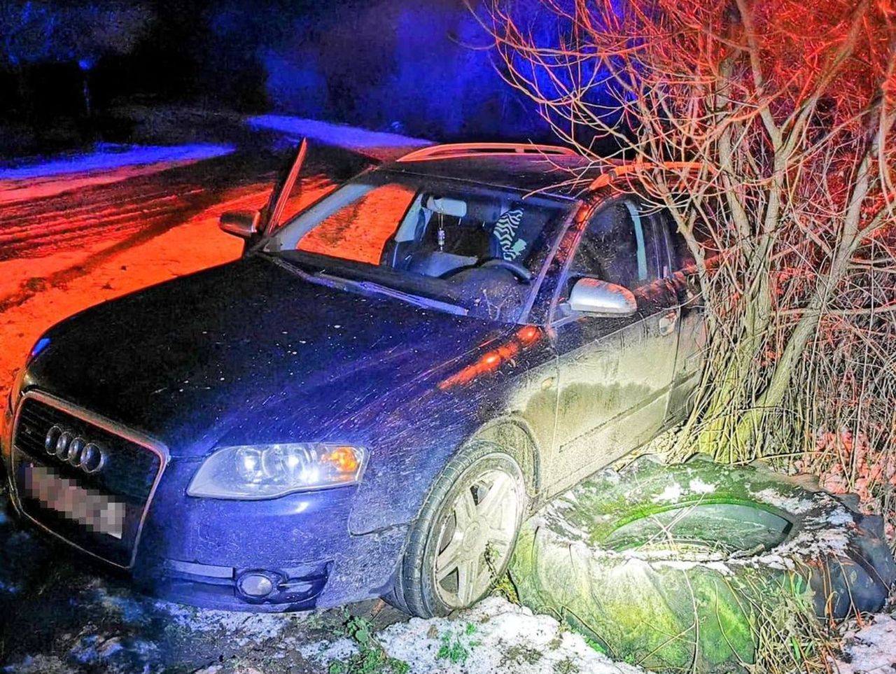 Niechlów: Auto wypadło z drogi. Kierowca miał sądowy zakaz