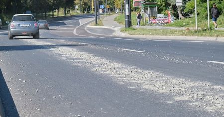 Ciężarówka zgubiła ładunek. Ścieżka z betonu od ronda Dmowskiego po ul. Walecznych
