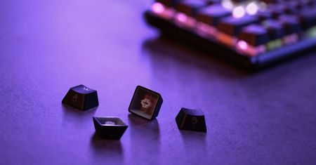 Nowa mysz i klawiatura od Corsair. Spacja wygląda trochę tak, jakby ktoś uderzał w nią głową