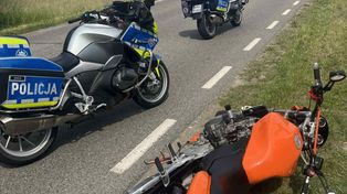 Motocyklista z pasażerką przez ponad 20 km uciekali policji. Okazało się, że to 17-latek i 16-latka