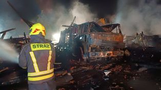 Złotów: Nocny dramat rolników! Stodoła pełna nawozów poszła z dymem