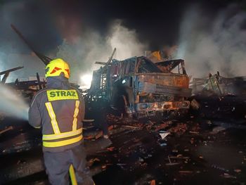 Złotów: Nocny dramat rolników! Stodoła pełna nawozów poszła z dymem