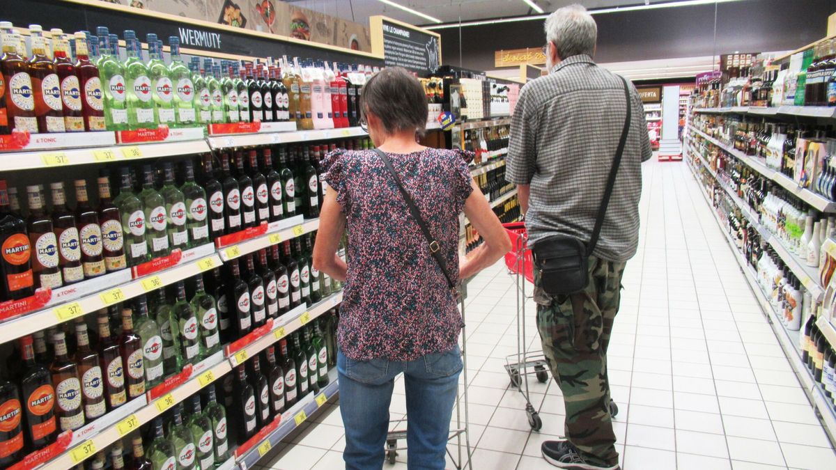 Stock Marek Bazak
Fot. Zofia i Marek Bazak/East News, 
Warszawa N/z zakupy w sklepie Carrefour, stoisko z alkoholem.
ZOFIA BAZAK