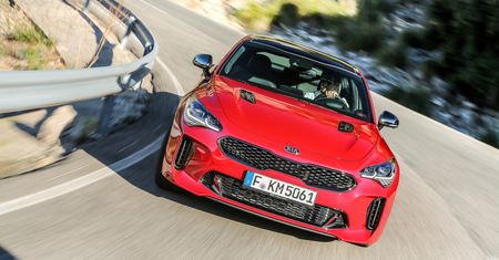 WP Pomaga: Kia Stinger czy Infiniti Q50? Czytelnik nie wie, co wybrać
