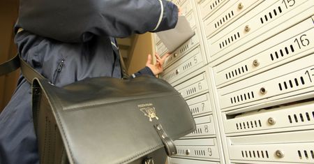 Trafią do wszystkich domów. Polacy dostaną specjalne paczki od rządu