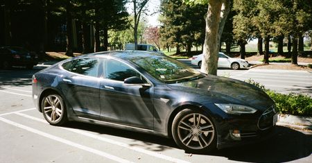 Samochód pędził 150 km/h, a za kierownicą nikogo nie było. Kierowca spał