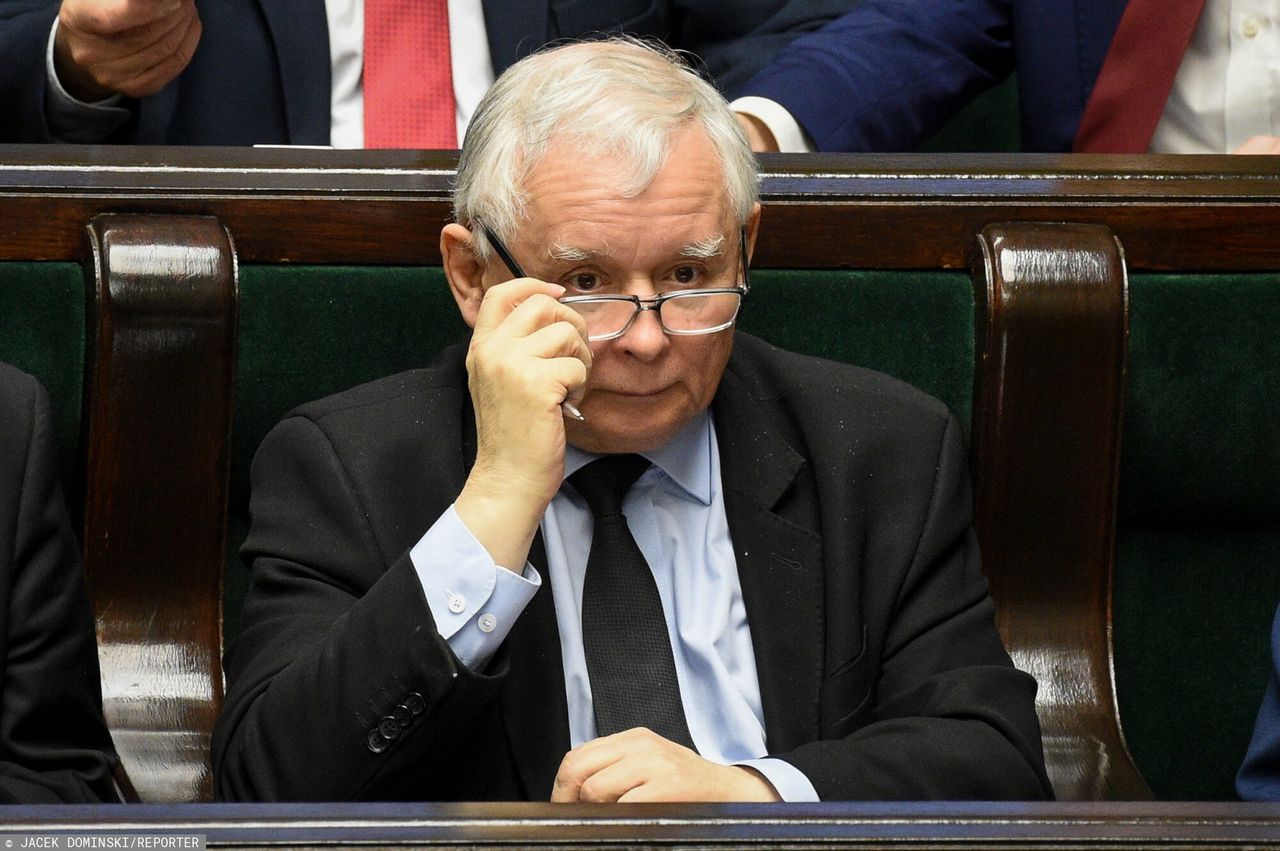 Najnowszy sondaż uderza w PiS. Kaczyński w tarapatach