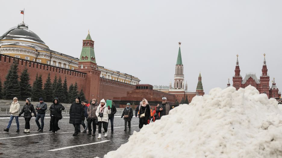 People walk near a pile of snow in front of the Moscow Kremlin on Red Square during rainy weather in Moscow, Russia, 15 January 2025. In January 2025, abnormally warm spring weather came to Central Russia; according to forecasters, snow will completely melt in some areas of the capital in the near future. Roman Vilfand, scientific director of the Russian Hydrometeorological Center, reported that April weather with air temperatures up to +5 degrees Celsius will be recorded in Moscow at least until this week. EPA/SERGEI ILNITSKY Dostawca: PAP/EPA.