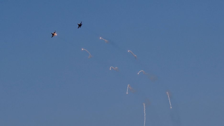Han Kuang military exercise in Taiwan
epa10094856 Taiwan's Indigenous Defense Fighter jets (IDF) release flares during an Amphibious landing drill as part of the Han Kuang military exercise in Pingtung, Taiwan, 28 July 2022. The drill is part of the Taiwan's annual Han Kuang military exercise that simulates response to enemies attack on major targets in Taiwan.  EPA/RITCHIE B. TONGO 
Dostawca: PAP/EPA.
RITCHIE B. TONGO