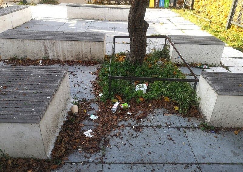Zaśmiecony zielony skwer przy ul. Furmańskiej