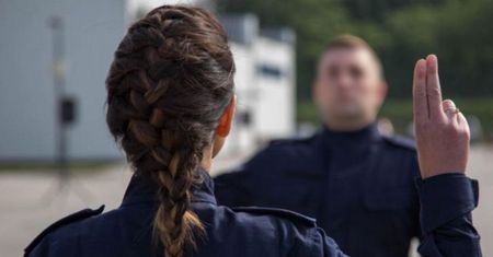 Szok! Policjantka przyłapana na gorącym uczynku