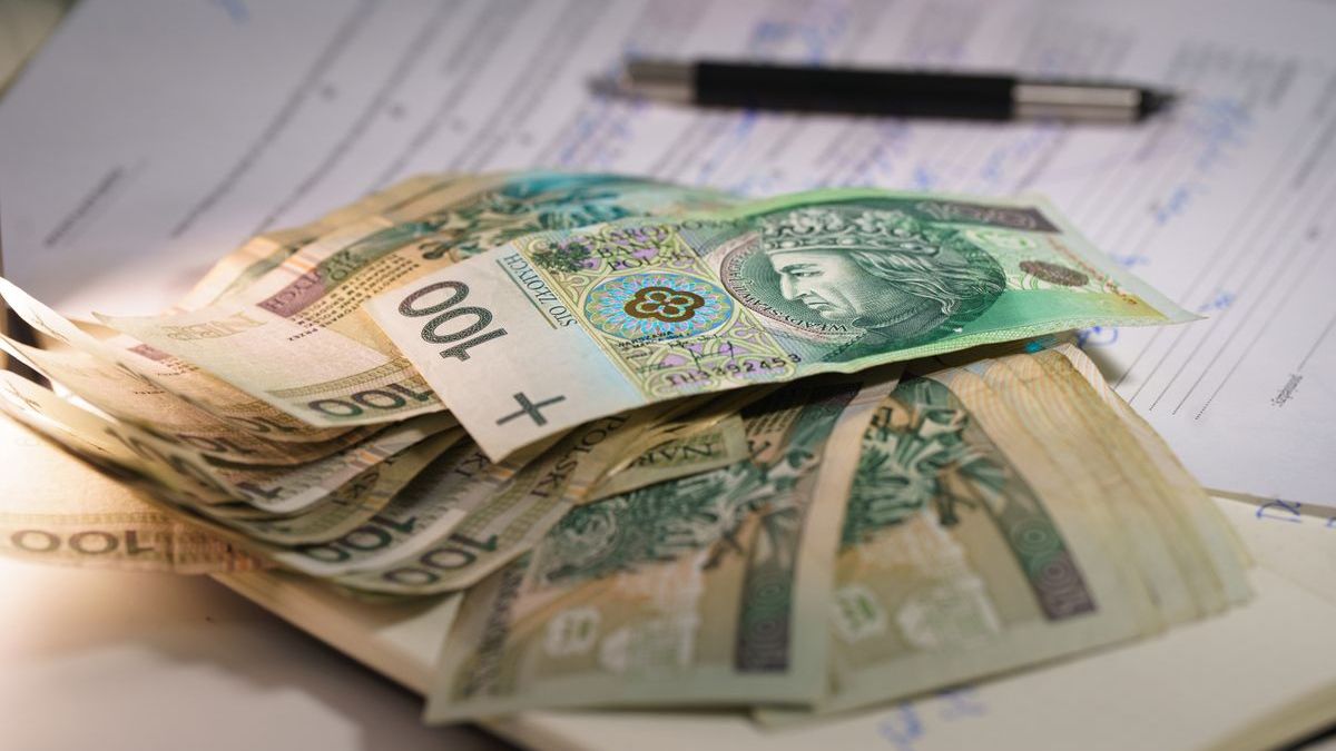 Stos polskich banknotów złotowych na dokumentach