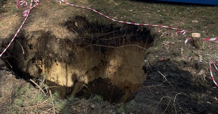 Kolejne zapadlisko w Trzebini. Lej obok osiedlowych garaży