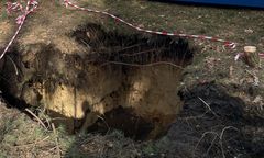 Kolejne zapadlisko w Trzebini. Lej obok osiedlowych garaży