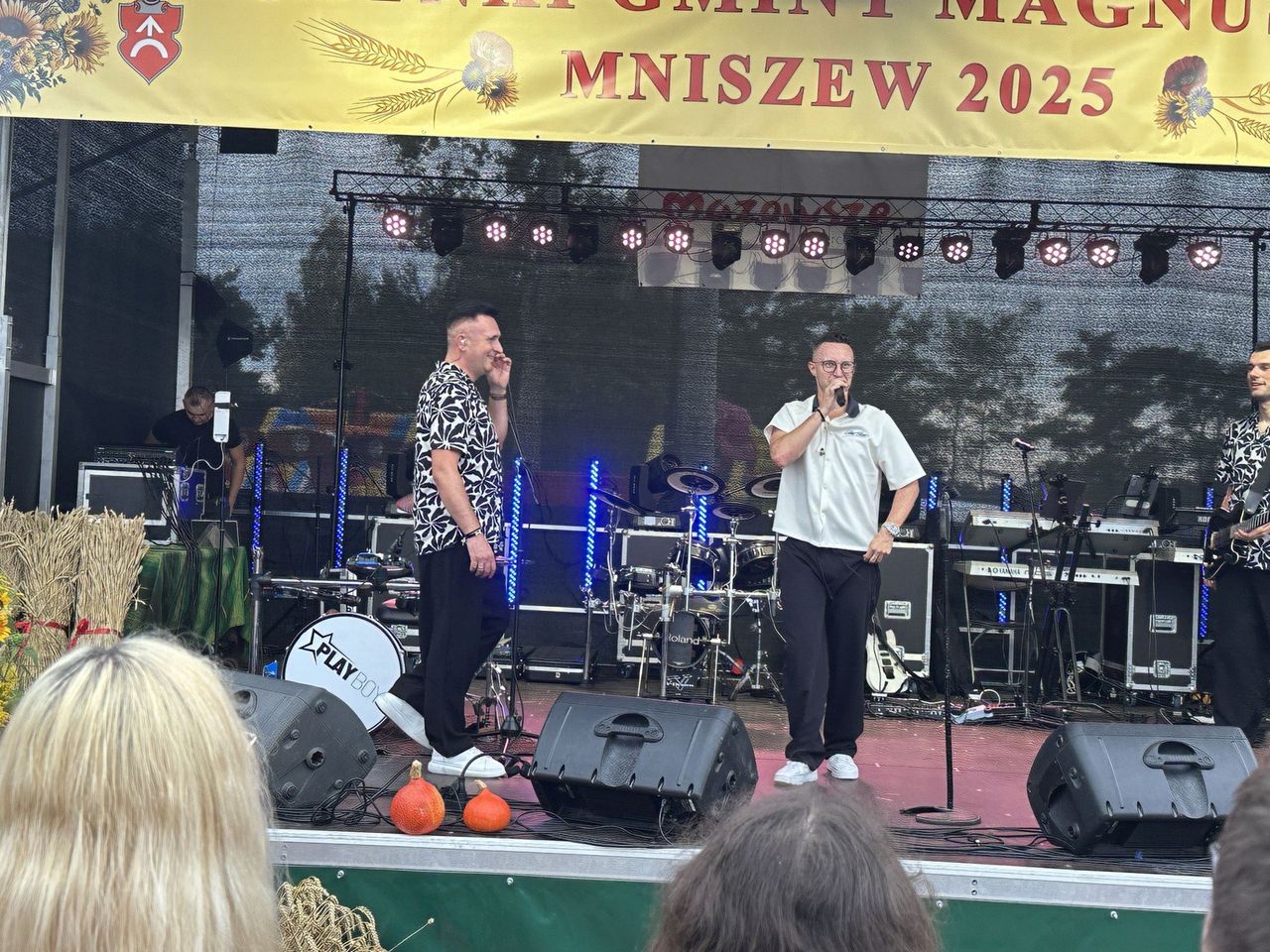 Mniszew: Dożynki Gminy Magnuszew. Na scenie zespół Playboys