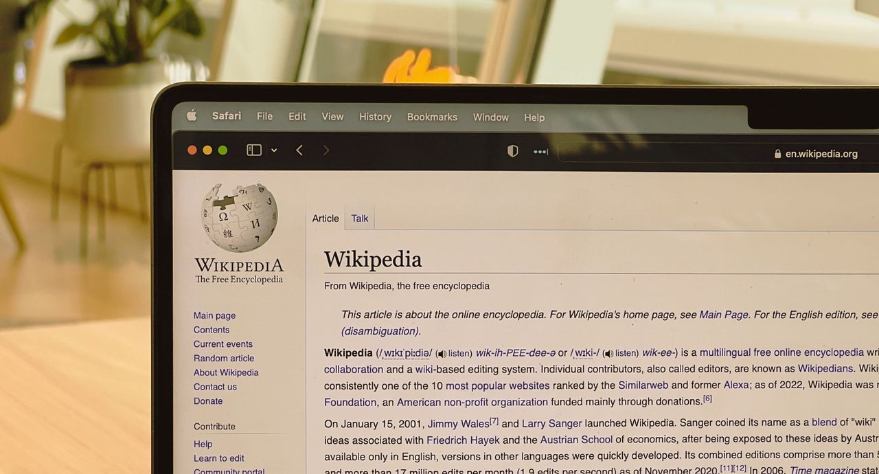Wikipedia traci użytkowników. Winne AI i social media