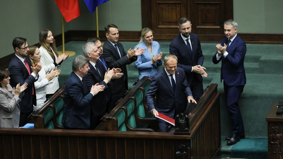 Warszawa, 11.06.2025. Premier Donald Tusk (3P) wśród członków rządu na sali obrad Sejmu w Warszawie po zakończeniu przemówienia, 11 bm. Premier Tusk przedstawił w Sejmie wniosek o wotum zaufania dla rządu. Po jego wystąpieniu odbędzie się debata. Głosowanie nad wotum przewidziano na godz. 14. (jm) PAP/Rafał Guz