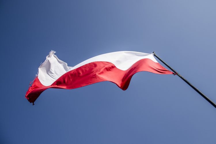 Jak wywiesić flagę Polski 11 listopada? Robiąc to źle, można złamać prawo