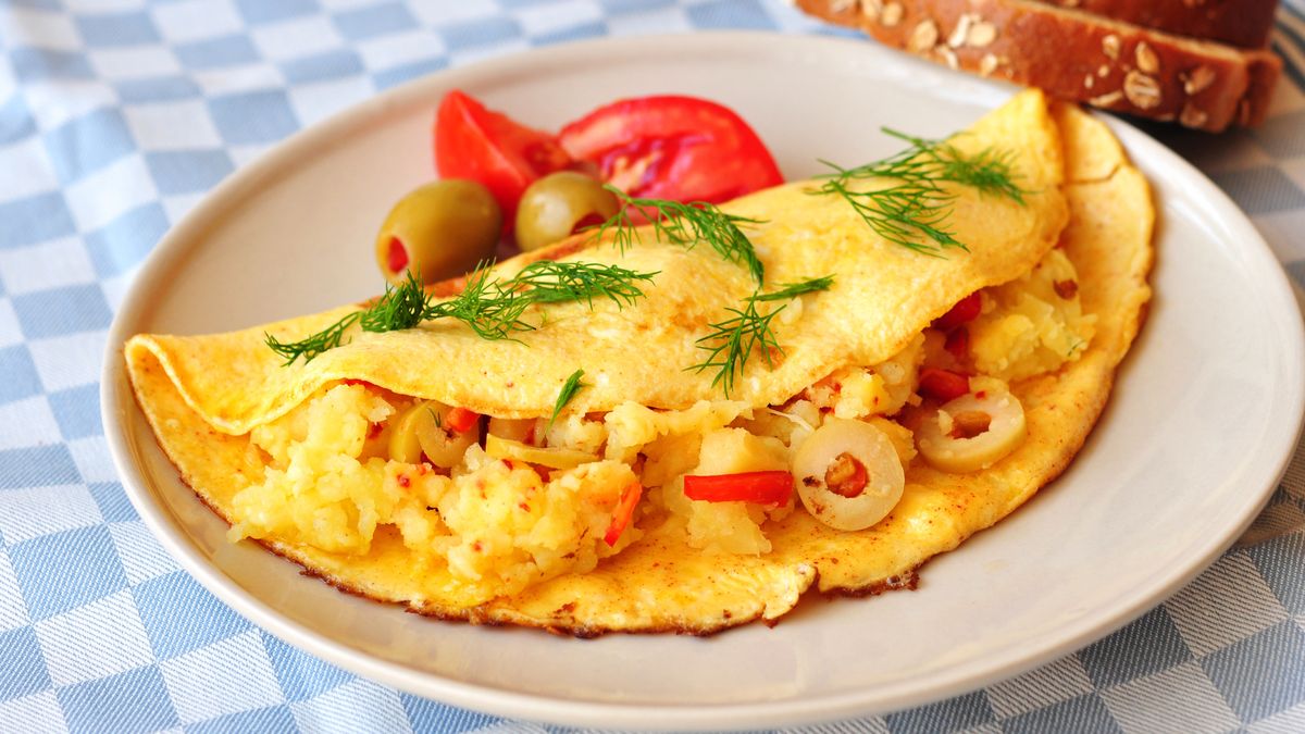 omlet, yumurta, patatesli omlet, kahvaltılık, kahvaltı sofrası, kahvaltı, sofra, yemek, sarı, mavi, beslenme, yiyecek