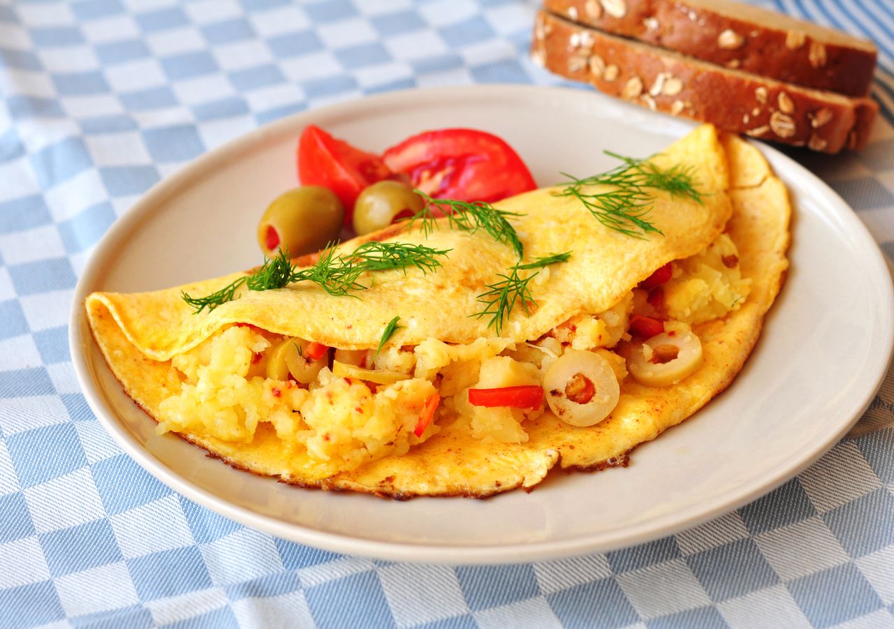 omlet, yumurta, patatesli omlet, kahvaltılık, kahvaltı sofrası, kahvaltı, sofra, yemek, sarı, mavi, beslenme, yiyecek