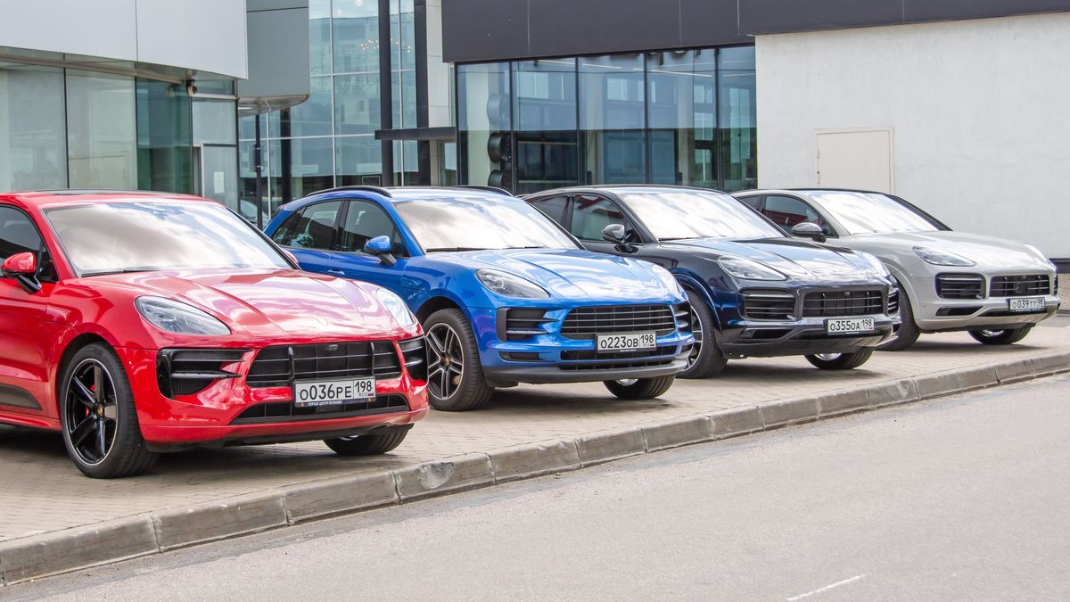 SUV-y Porsche pod salonem samochodowym w Petersburgu