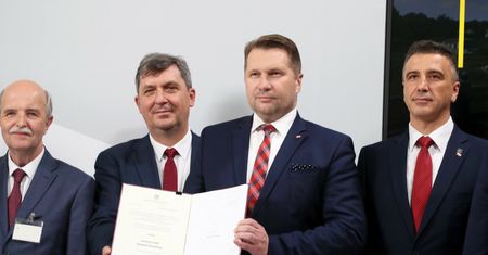"Zasłynął" wypowiedziami o "cnotach niewieścich". Jako rektor odebrał statut uczelni z rąk Czarnka