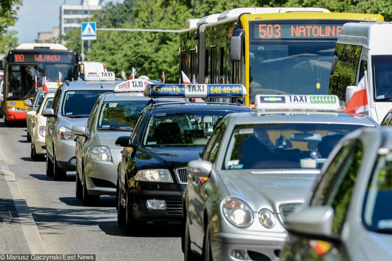 Nic dziwnego, że taksówkarze protestują przeciwko Uberowi. Na tle innych środków transportu taksówka jest bardzo droga.