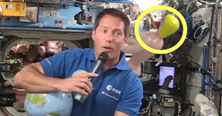 Komiczna wpadka na wizji. Za astronautą pojawiła się dmuchana lalka